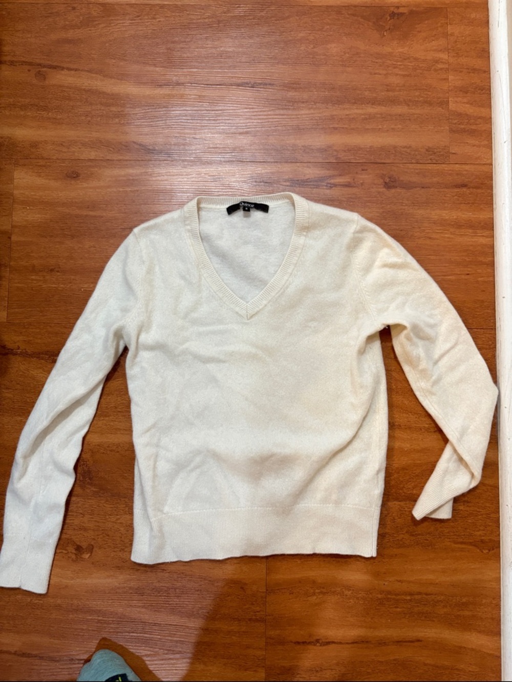 Quince Cream V-Neck Lightweight Cashmere Sweater